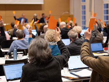 Stimmten dem Doppelhaushalt 2026/2027 samt Stellenplan zu: Die Synodalen in der Evangelischen Tagungsstätte in Hofgeismar Stimmten dem Doppelhaushalt 2026/2027 samt Stellenplan zu: Die Synodalen in der Evangelischen Tagungsstätte in Hofgeismar