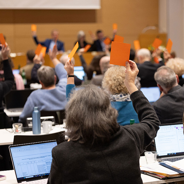 Stimmten dem Doppelhaushalt 2026/2027 samt Stellenplan zu: Die Synodalen in der Evangelischen Tagungsstätte in Hofgeismar Stimmten dem Doppelhaushalt 2026/2027 samt Stellenplan zu: Die Synodalen in der Evangelischen Tagungsstätte in Hofgeismar