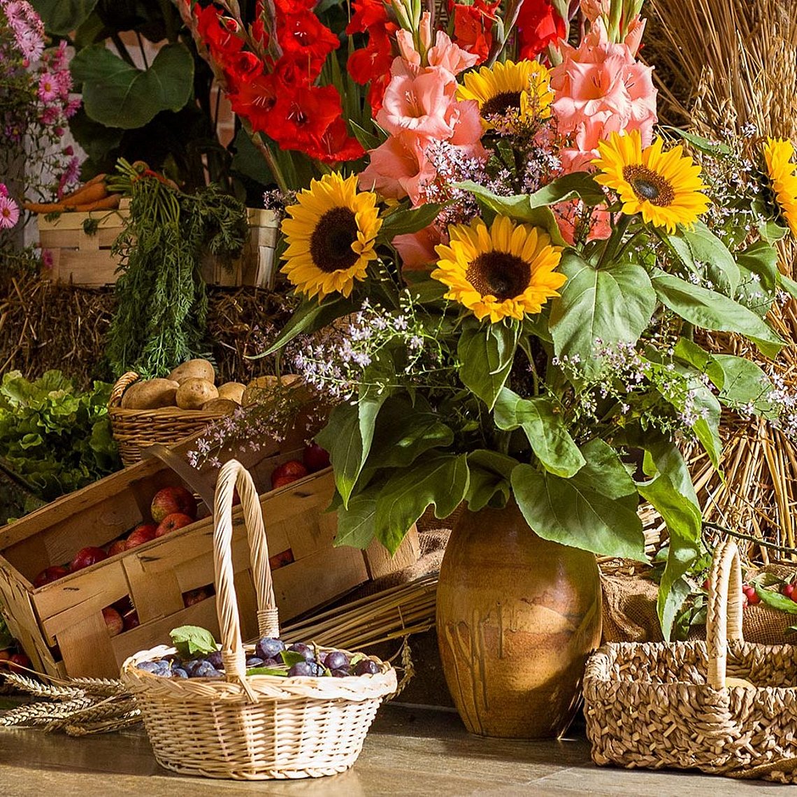 Früchte, Gemüse und Blumen als Erntedankgaben