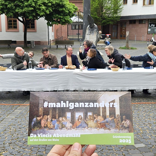 Im vergangenen Jahr schlug evangelisch.de die Tapeziertische fürs Abendmahl in Mainz auf. So sah die Szene 2025 aus. Im vergangenen Jahr schlug evangelisch.de die Tapeziertische fürs Abendmahl in Mainz auf.