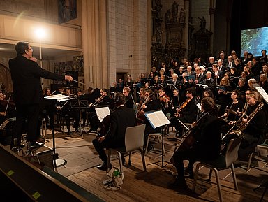 Die Kurhessische Kantorei Marburg unter der Leitung von Landeskirchenmusikdirektor Uwe Maibaum