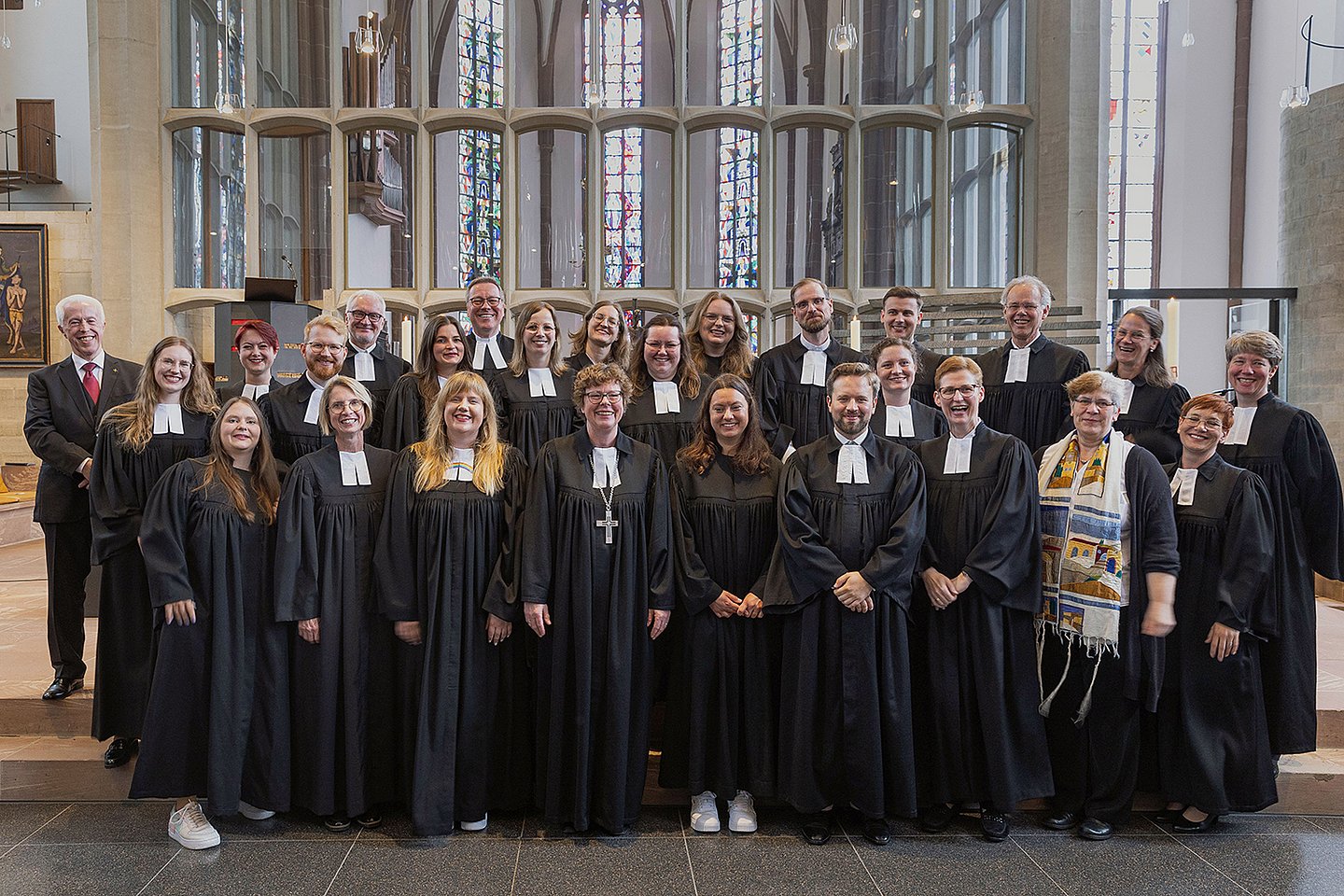 Ordination am Pfingstsonntag in der Martinskirche in Kassel. Gruppenfoto mit allen neuen Pfarrerinnen, Pfarrern und Beteiligten. 