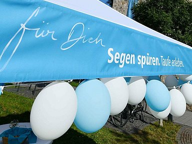 Pavillion mit der Aufschrift "Für Dich: Segen spüren. Taufe erleben"