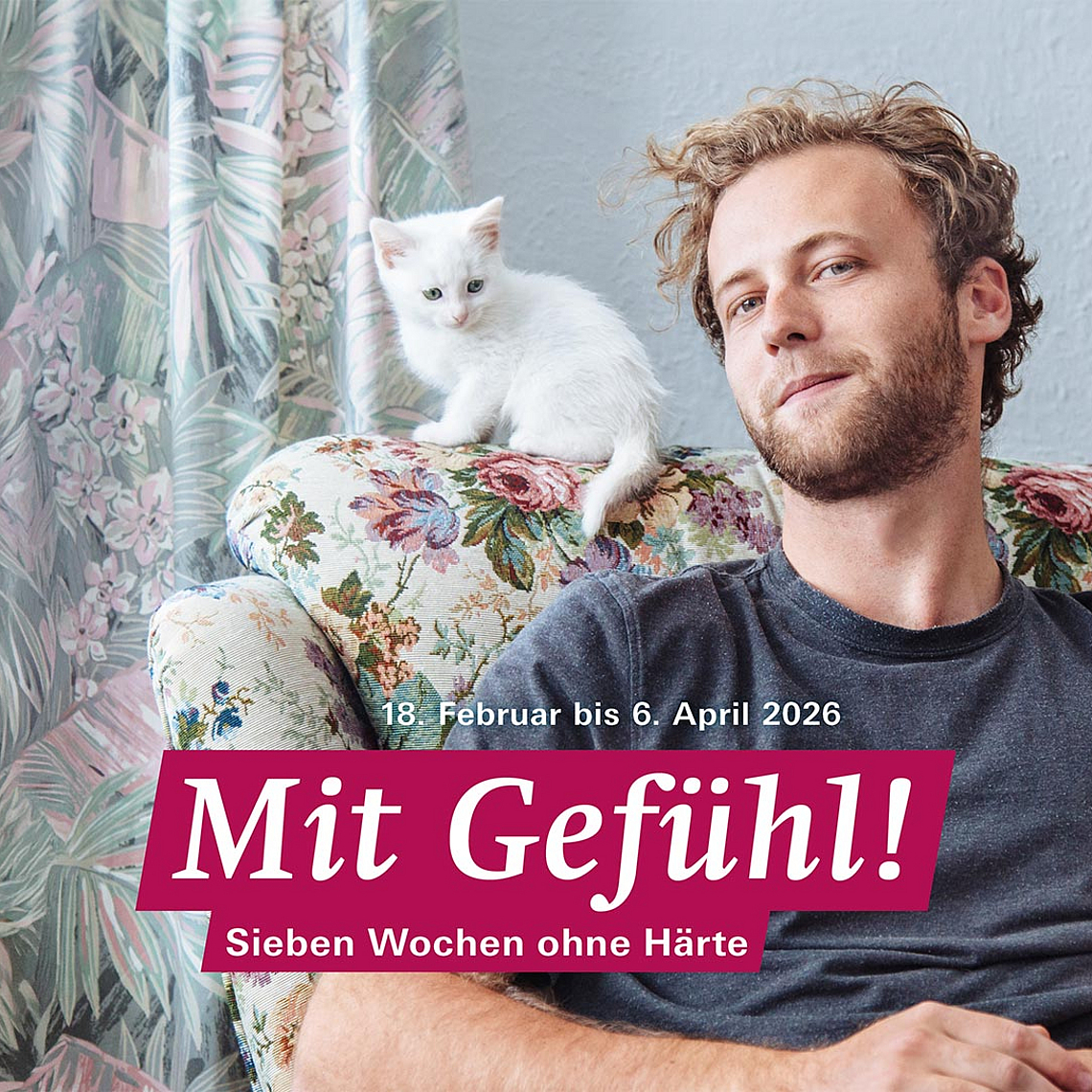 Mit Gefühl! Motiv der Fastenaktion „7 Wochen Ohne“ 2026 mit Kätzchen, Sessel und Aktionslogo der edition chrismon Ein Mann sitzt entspannt in einem floral gemusterten Sessel. Auf der Rückenlehne neben ihm sitzt ein kleines weißes Kätzchen und schaut nach vorn. Rechts im Bild erscheint das runde Logo der Fastenaktion „7 Wochen Ohne“. Unten im Bild steht das Motto „Mit Gefühl! Sieben Wochen ohne Härte“ sowie der Zeitraum der Aktion.