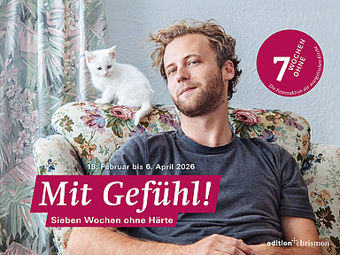 Mit Gefühl! Motiv der Fastenaktion „7 Wochen Ohne“ 2026 mit Kätzchen, Sessel und Aktionslogo der edition chrismon Ein Mann sitzt entspannt in einem floral gemusterten Sessel. Auf der Rückenlehne neben ihm sitzt ein kleines weißes Kätzchen und schaut nach vorn. Rechts im Bild erscheint das runde Logo der Fastenaktion „7 Wochen Ohne“. Unten im Bild steht das Motto „Mit Gefühl! Sieben Wochen ohne Härte“ sowie der Zeitraum der Aktion.