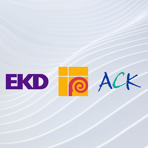 Unser Foto zeigt die Logos von EKD, Deutscher Bischofskonferenz und Arbeitsgemeinschaft Christlicher Kirchen Unser Foto zeigt die Logos von EKD, Deutscher Bischofskonferenz und Arbeitsgemeinschaft Christlicher Kirchen