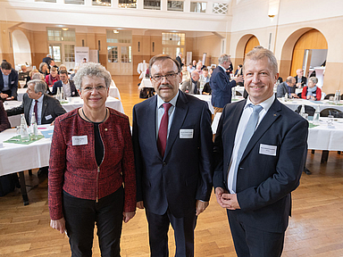 Hauptredner Prof. Dr. Sándor Fazakas (Mitte) mit Präses Dr. Birgit Pfeiffer (EKHN) und Präses Dr. Michael Schneider (EKKW) Hauptredner Prof. Dr. Sándor Fazakas (Mitte) aus Debrecen/Ungarn mit Dr. Birgit Pfeiffer, Präses der Kirchensynode der EKHN (l.) und Dr. Michael Schneider, Präses der Landessynode der EKKW (r.) in der Stadthalle von Homberg (Efze)