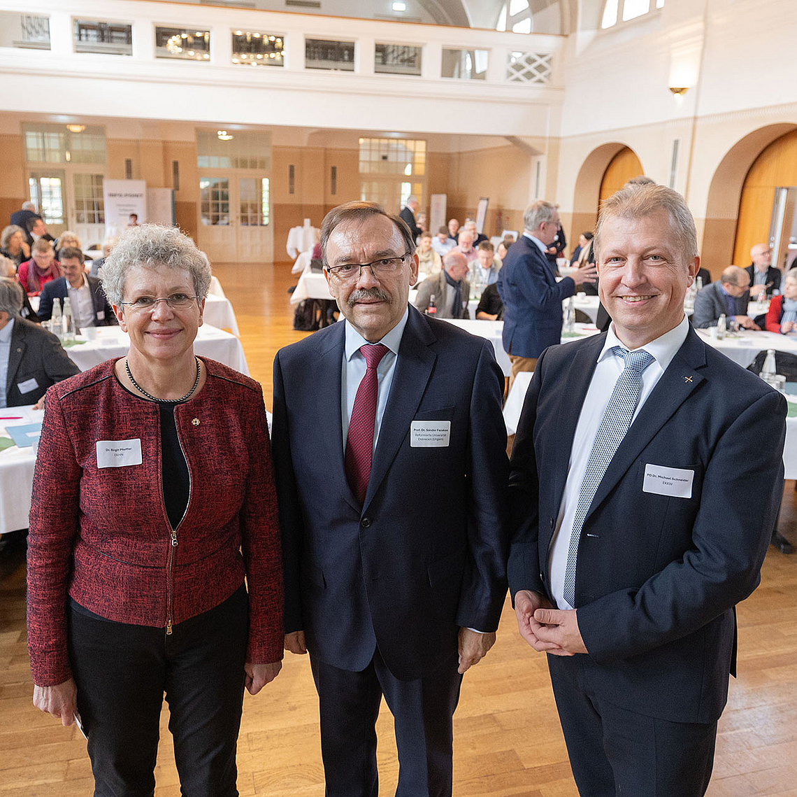 Hauptredner Prof. Dr. Sándor Fazakas (Mitte) mit Präses Dr. Birgit Pfeiffer (EKHN) und Präses Dr. Michael Schneider (EKKW) Hauptredner Prof. Dr. Sándor Fazakas (Mitte) aus Debrecen/Ungarn mit Dr. Birgit Pfeiffer, Präses der Kirchensynode der EKHN (l.) und Dr. Michael Schneider, Präses der Landessynode der EKKW (r.) in der Stadthalle von Homberg (Efze)