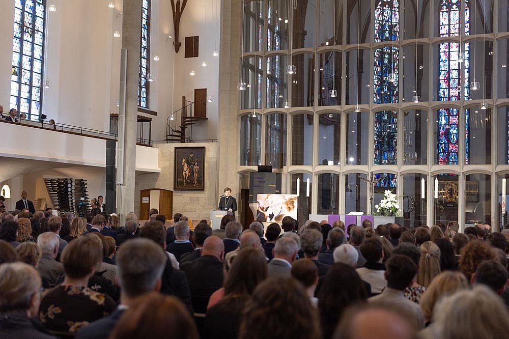Bischöfin Dr. Beate Hofmann begrüßte die Gäste in der Martinskirche - Gedenkfeier anlässlich des 5. Jahrestages der Ermordung des früheren Regierungspräsidenten Walter Lübcke in Kassel