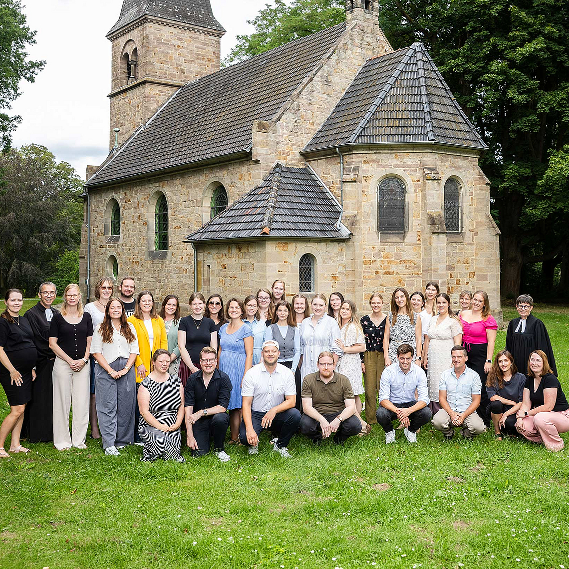Die 34 neuen Religionslehrkräfte vor der Brunnenkirche in Hofgeismar 34 neue Religionslehrkräfte erhielten in der Brunnenkirche in Hofgeismar ihre Bevollmächtigungsurkunden durch Studienleiter Prof. Dr. Volkmar Ortmann (RPI Marburg) (2. von links) sowie durch Bildungsdezernentin Dr. Gudrun Neebe (hinten rechts).