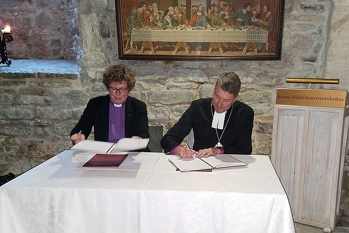 Bischöfin Beate Hofmann und Erzbischof Urmas Viilma unterschreiben die Verlängerung des Partnerschaftsvertrags