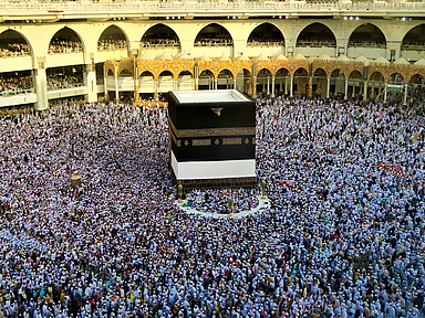 Das Opferfest fällt auf den Höhepunkt der Hadsch, der islamischen Pilgerfahrt nach Mekka. Das Foto zeigt die al-Harām-Moschee im Zentrum Mekkas. Während die Pilger vor Ort in Mekka die Rituale vollziehen, feiern Muslime weltweit zeitgleich das Opferfest.