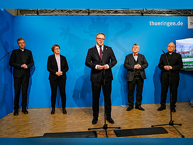 Thüringens Ministerpräsident Mario Voigt (Mitte) mit (v.l.) Bischof Dr. Michael Gerber, Bischöfin Dr. Beate Hofmann (EKKW), Landesbischof Friedrich Kramer und Bischof Dr. Ulrich Neymeyr