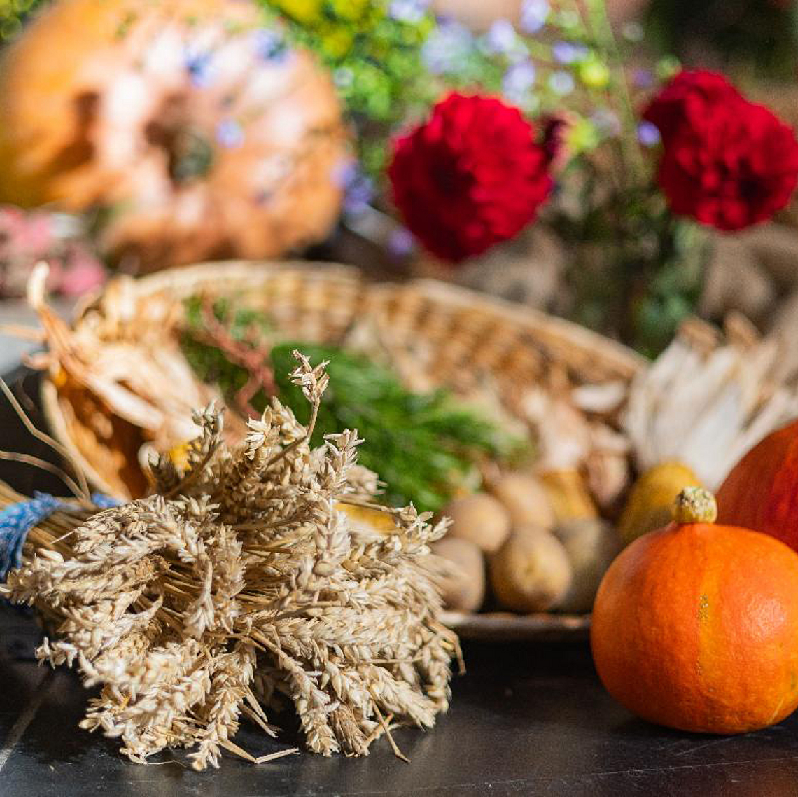 Früchte, Gemüse und Blumen als Erntedankgaben Früchte, Gemüse und Blumen als Erntedankgaben
