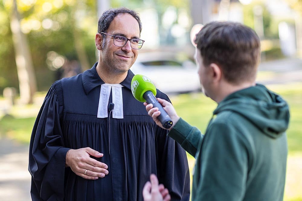 Pfarrer Jan-Daniel Setzer beim FFH-Hörfunk-Interview mit Medienhaus-Redakteur Tobias Stübing.