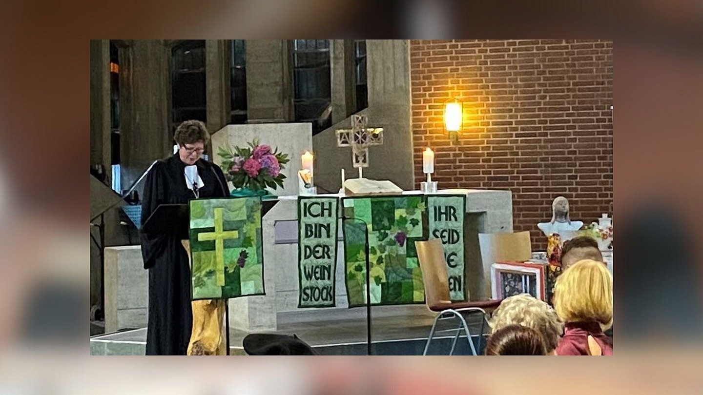 Bischöfin Dr. Beate Hofmann beim ersten Russlanddeutschen Kirchenfest in der Immanuelkirche in Kassel.