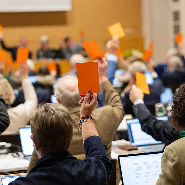 Die Synode hob das bisherige Akademiegesetz auf. Die Synode hob das bisherige Akademiegesetz auf.