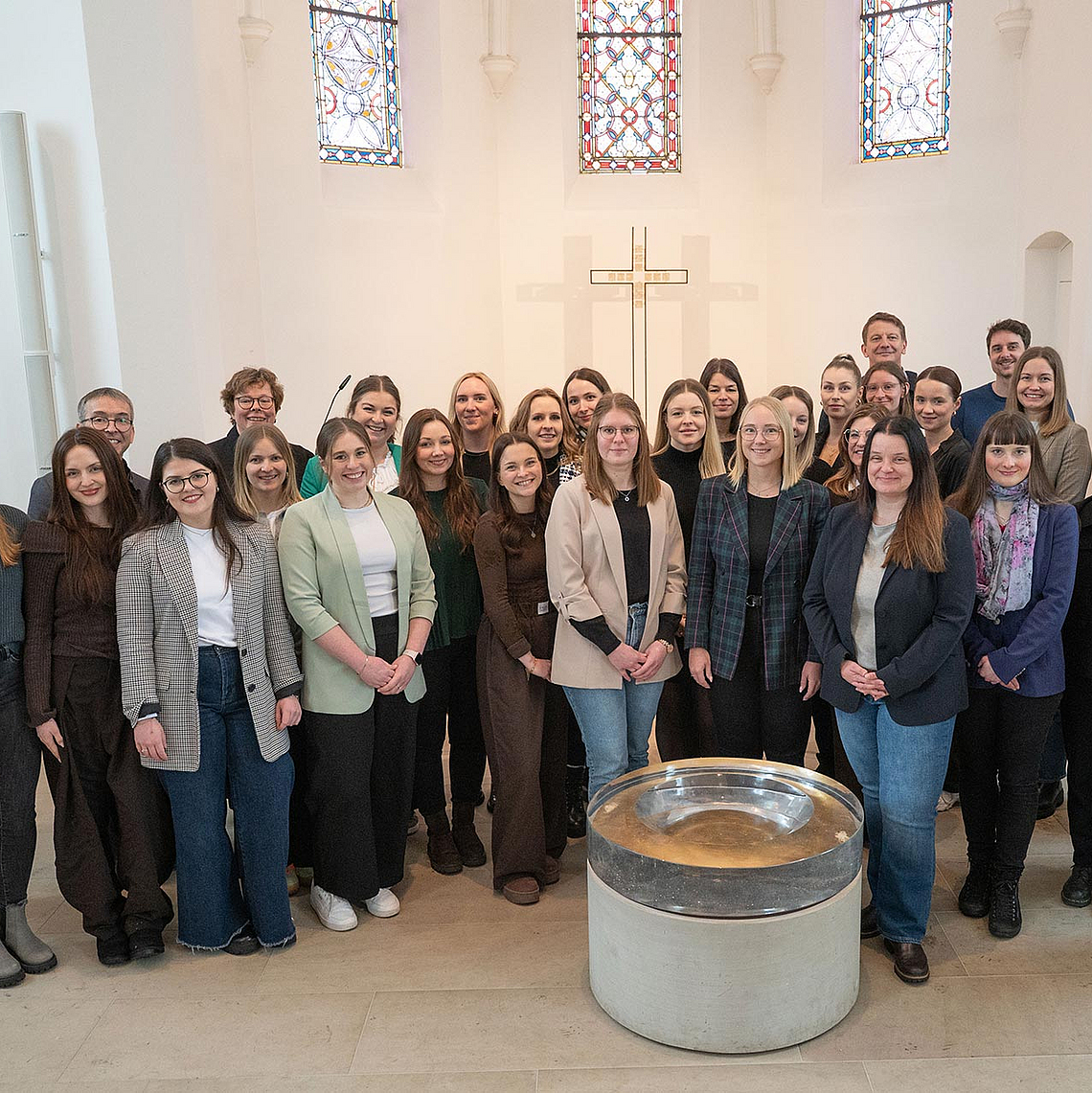 Die 29 neuen Religionslehrkräfte in der Brunnenkirche in Hofgeismar mit (hinten von links) Studienleiterin Anke Trömper (RPI Kassel), Studienleiter Prof. Dr. Volkmar Ortmann (RPI Marburg) und Bischöfin Dr. Beate Hofmann. Die 29 neuen Religionslehrkräfte in der Brunnenkirche in Hofgeismar mit (hinten von links) Studienleiterin Anke Trömper (RPI Kassel), Studienleiter Prof. Dr. Volkmar Ortmann (RPI Marburg) und Bischöfin Dr. Beate Hofmann.