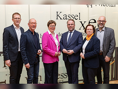 (v.l.): Pfarrer Hansjörg Kopp (CVJM), Prof. Dr. Uwe Becker (Evangelischen Hochschule Darmstadt), Bischöfin Dr. Beate Hofmann, Timon Gremmels (Land Hessen), Ulrike Scherf (EKHN) und Prof. Dr. Tobias Faix (CVJM-Hochschule Kassel) Beim Pressegespräch in Kassel (v.l.): Generalsekretär Pfarrer Hansjörg Kopp (CVJM Deutschland), Prof. Dr. Uwe Becker (Präsident der Evangelischen Hochschule Darmstadt), Bischöfin Dr. Beate Hofmann (EKKW), Minister Timon Gremmels (Hessischer Minister für Wissenschaft und Forschung, Kunst und Kultur), Ulrike Scherf (stellvertretende Kirchenpräsidentin EKHN) und Prof. Dr. Tobias Faix (Rektor der CVJM-Hochschule Kassel).
