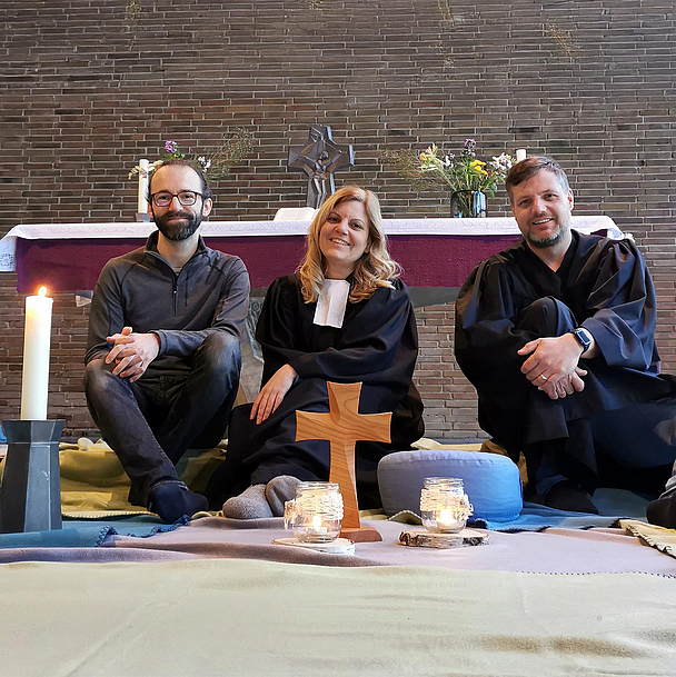 v.l.: Martin Rimbach, Annika Wölfel und Christian Graß in der Markuskirche in Marburg