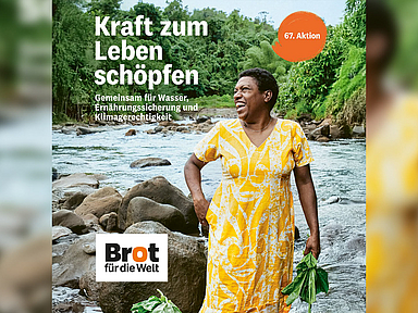 xPerson im gelben Kleid steht an einem Fluss, umgeben von grüner Natur. Text: „Kraft zum Leben schöpfen – Brot für die Welt“-Aktion. Das Bild zeigt eine Person in einem gelben Kleid, die an einem Fluss mit Steinen steht. Im Hintergrund ist dichte grüne Vegetation zu sehen. Links oben steht der Text: „Kraft zum Leben schöpfen. Gemeinsam für Wasser, Ernährungssicherung und Klimagerechtigkeit“. Rechts oben ist ein oranger Kreis mit „67. Aktion“. Unten links befindet sich das Logo von „Brot für die Welt“. Das Bild wirbt für die Spendenaktion mit dem Schwerpunkt Wasser und Klimagerechtigkeit.