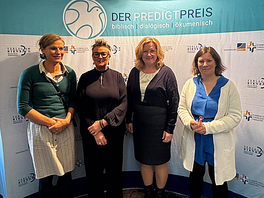 Die Preisträger*innen 2025 (v.l.): Tovja Mascha Heymann (beste Predigt), Christina Brudereck (Lebenswerk) sowie Anja Bär und Lea Herbert für ihren Podcast «Predigtbuddies» Die Preisträger*innen 2025 (v.l.): Tovja Mascha Heymann (beste Predigt), Christina Brudereck (Lebenswerk) sowie Anja Bär und Lea Herbert für ihren Podcast «Predigtbuddies»
