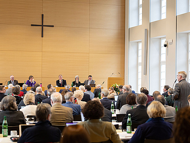 Die neue Kirchenverwaltung der Evangelischen Kirche von Kurhessen-Waldeck bleibt in allen drei Regionen (Nord, Mitte, Süd) an mehreren Standorten mit verlässlichen Ansprechpersonen präsent. Die neue Kirchenverwaltung der Evangelischen Kirche von Kurhessen-Waldeck bleibt in allen drei Regionen (Nord, Mitte, Süd) an mehreren Standorten mit verlässlichen Ansprechpersonen präsent.