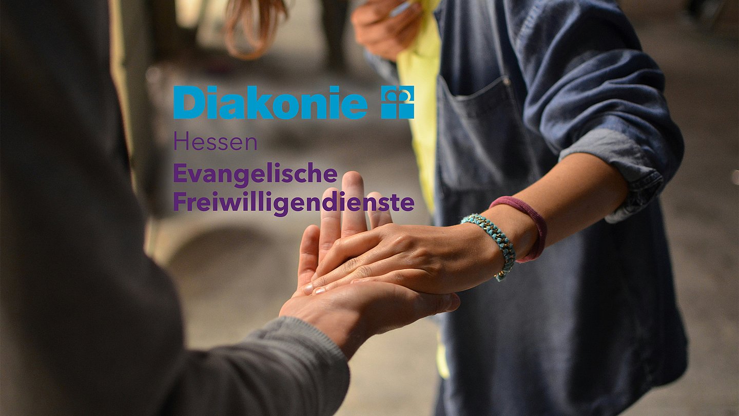Das Foto zeigt einen jungen Menschen, der einer Person hilft. Daneben ist das Logo der Freiwilligendienste in Hessen abgebildet.