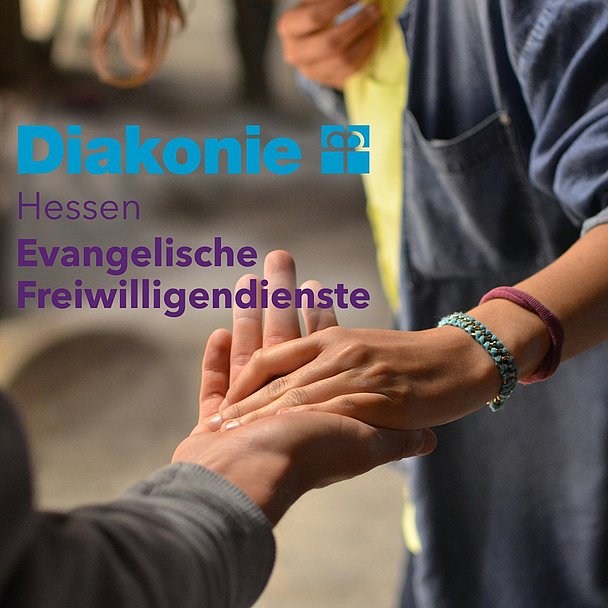 Das Foto zeigt einen jungen Menschen, der einer Person hilft. Daneben ist das Logo der Freiwilligendienste in Hessen abgebildet.