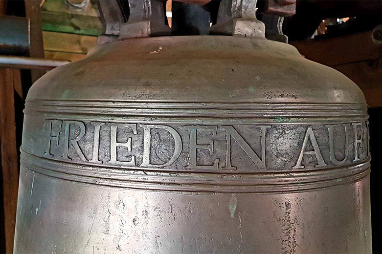 Eine der Glocken in Hebel, die mit vielen weiteren läuten wird, trägt die Aufschrift «Frieden auf Erden».