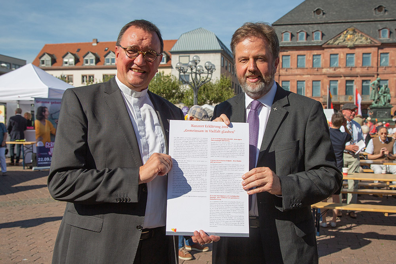 Präsentierten die Hanauer Erklärung gemeinsam auf dem Marktplatz: Bischof Prof. Dr. Martin Hein (l.) und Dekan Dr. Martin Lückhoff (r.)