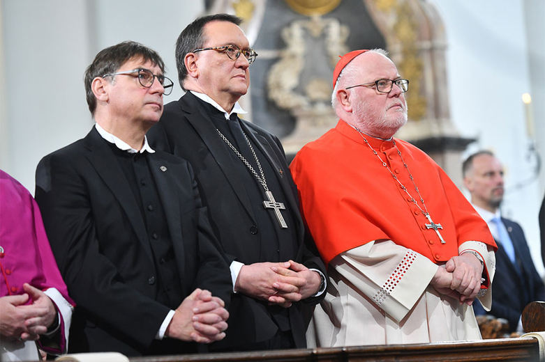 V.l.: Kirchenpräsident Dr. Volker Jung (EKHN), Bischof Prof. Dr. Martin Hein und Reinhard Kardinal Marx. (Foto: Arnulf Müller / Bistum Fulda)