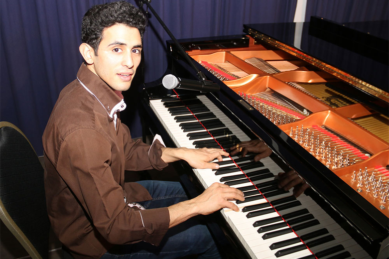 Der palästinensisch-syrische Pianist Aeham Ahmad bei seinem Konzert.