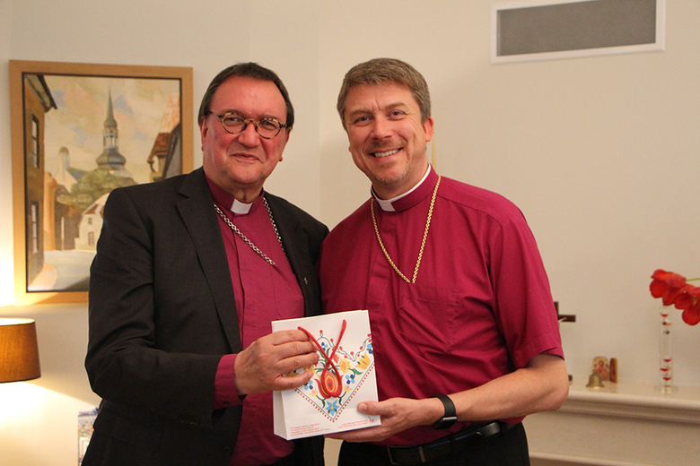 Erzbischof Urmas Viilma (rechts), der Bischof Martin Hein (links) mit dem Verdienstkreuzes 1. Klasse der Estnischen Evangelisch-Lutherischen Kirche ehren möchte.