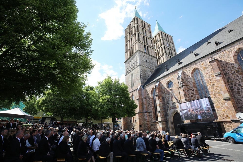 Viele Menschen versammelten sich auch vor der Kirche und verfolgten die Trauerfeier auf Leinwand. - Trauerfeier für den verstorbenen Regierungspräsidenten Dr. Walter Lübcke am 13.6.2019 in der Martinskirche in Kassel. (Foto: Andreas Fischer)