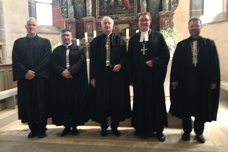 Gottesdienst in Hermannstadt (v.l.): Pfarrer Reger, Pfarrer Seidner, Bischof Guib, Bischof Hein und Dechant Junesch. (Foto: privat)