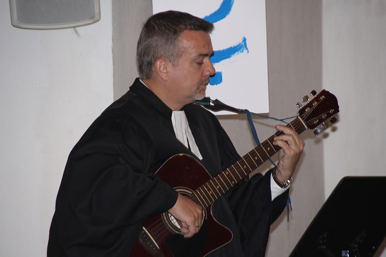 Auch Pfarrer Jens Heller griff zur Gitarre. (Foto: medio.tv/A.Fischer)