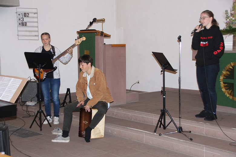 Die Band Sprottones performte den Song von Adel Tawil in Bischofsheim. (Foto: medio.tv/Krückeberg)