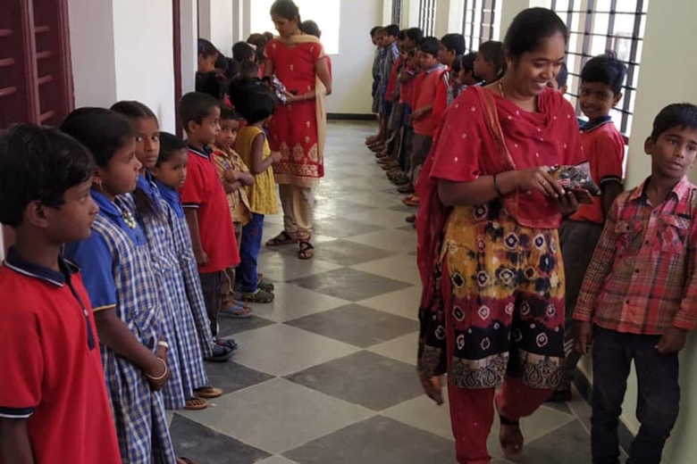 Schülerinnen und Schüler nach der Einweihung der neuen Schule - Partnerbesuch bei der Church of South India - Karnataka Northern Diocese vom 14. bis 23.1.2020 in Indien (Foto: medio.tv/Müller)
