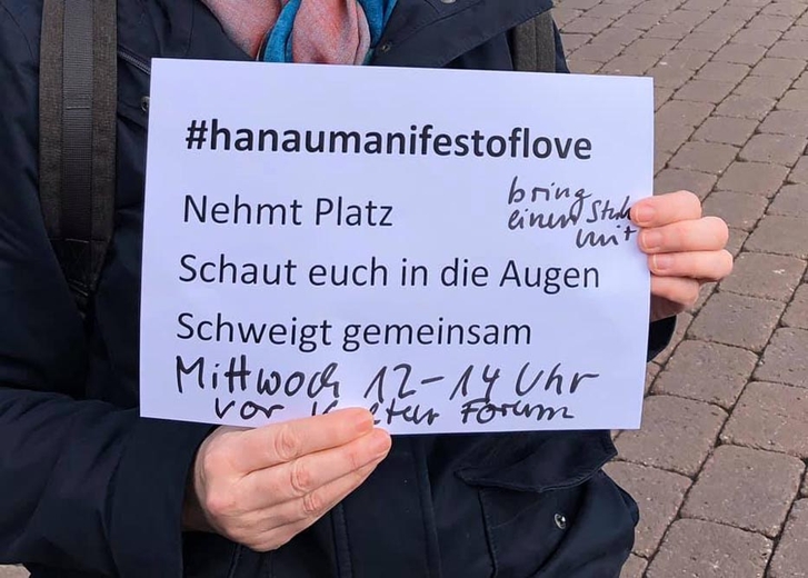 Kunstaktion #hanaumanifestoflove auf dem Hanauer Marktplatz (Foto: Facebook/Annegret Zander)