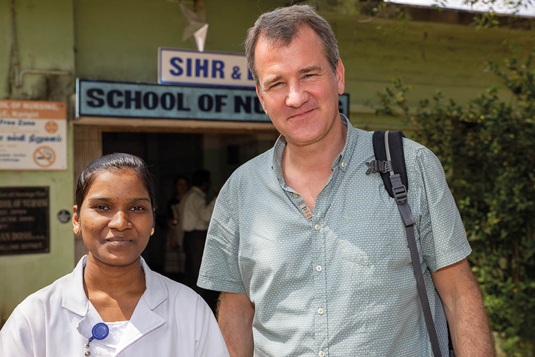 Saraswathi macht im Schieffelin Institute im südindischen Vellore  eine Ausbildung zur Krankenschwester, im Bild mit Ausbildungshilfe-Geschäftsführer Bernd Kappes (Foto: medio.tv/Dellit)