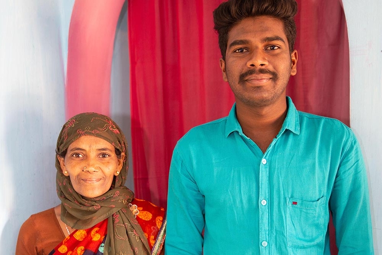 Praveen Kumar hat mit Unterstützung der Ausbildungshilfe seine Ausbildung beendet und führt jetzt ein kleines Geschäft für Handy-Zubehör. Seine Mutter verdient etwas Geld in einer Kinderkrippe, ihr Mann ist bereits verstorben. (Foto: medio.tv/Dellit)