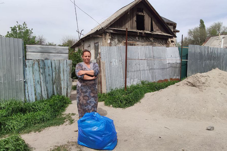 Eine Empfängerin eines der Hilfepakete vor ihrem Haus in der Gemeinde Tokmok, Kirgisien. (Foto: Mariia Bekker, Bishkek)