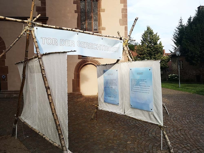 Das Tor der Gerechtigkeit vor der Marienkirche in Gelnhausen. (Foto: medio.tv/Schomburg)