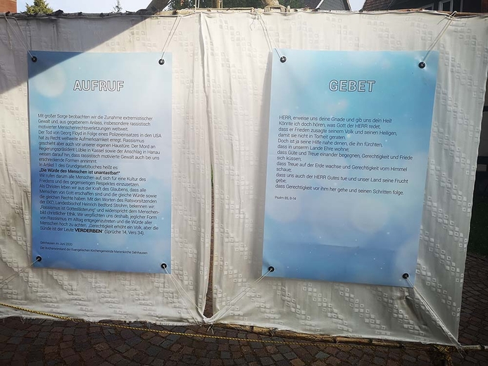 Am Tor können Besucherinnen und Besucher die Resolution des Kirchenvorstandes und ein Friedensgebet lesen. (Foto: medio.tv/Schomburg)