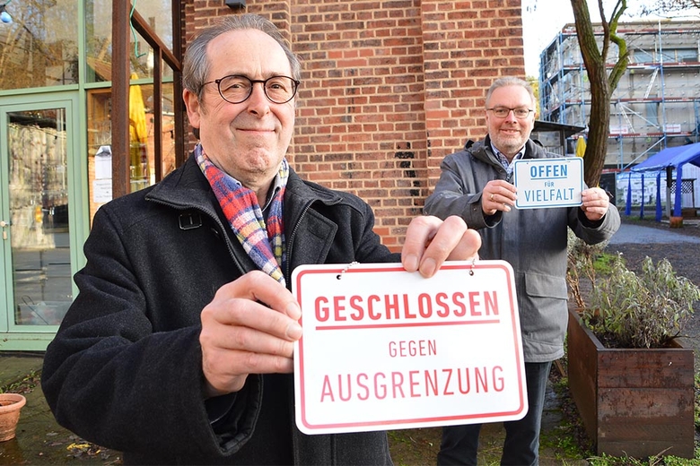 Die Dekane Hermann Köhler (Kirchenkreis Kirchhain, links) und Burghard zur Nieden (Kirchenkreis Marburg) unterstützen das Bündnis «Offen für Vielfalt». (Foto: Ina Tannert)