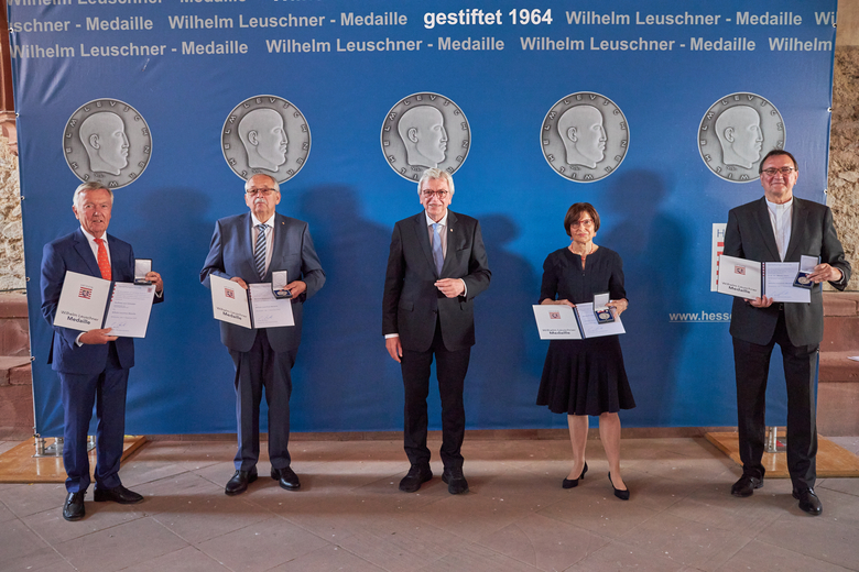 v.l.n.r.: Andreas von Schoeler, Norbert Kartmann, Ministerpräsident Volker Bouffier, Minka Pradelski und Prof. Dr. Martin Hein (Foto: Hessische Staatskanzlei / J. Grom)