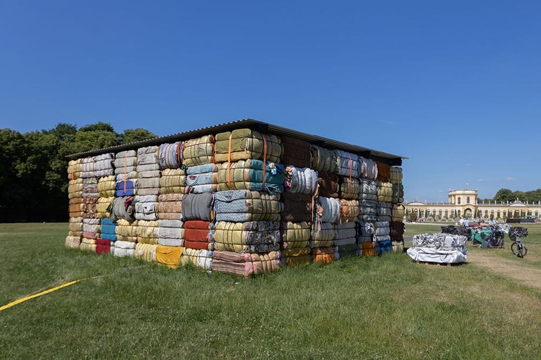 Die Installation «Return to sender» aus Altkleidern und Müll des kenianischen NEST-Kollektivs in der Karlsaue.  (Foto: medio.tv/Schauderna)