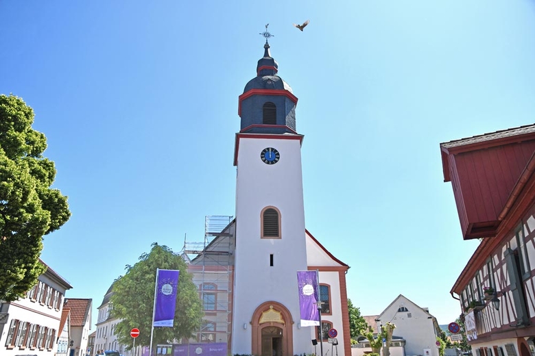 Mit dem Thema «Glück» präsentierten sich die evangelischen Kirchen in Hessen gemeinsam mit der Diakonie Hessen vom 2. bis 11. Juni auf dem Hessentag in Pfungstadt. Dazu wurde die Martinskirche zur «Glückskirche». (Foto: EKHN)