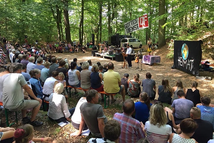 Rund 700 Besucher waren zum Openflair-Gottesdienst zur Waldbühne in Eschwege gekommen. (Foto: medio.tv/Meier)